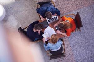 grupo de estudiantes trabajando juntos en un proyecto escolar foto