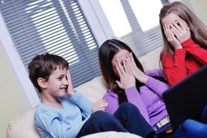 familia joven feliz divertirse en casa foto