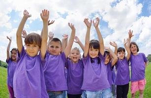 grupo de niños felices divertirse en la naturaleza foto