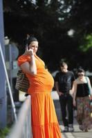 mujer embarazada feliz hablando por celular foto