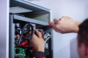 ingeniero electricista que trabaja con cables eléctricos foto