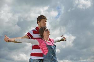 joven pareja romántica en el amor juntos al aire libre foto