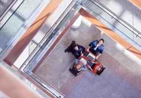 grupo de estudiantes trabajando juntos en un proyecto escolar foto