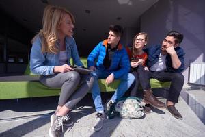 grupo de estudiantes trabajando juntos en un proyecto escolar foto