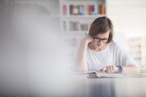 estudiante estudia en la biblioteca escolar foto