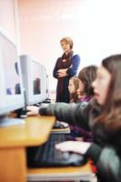 educación de ti con niños en la escuela foto