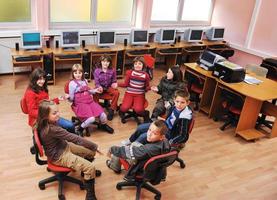 educación de ti con niños en la escuela foto