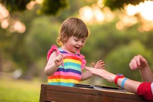 mamá y su pequeña hija usando una tableta foto