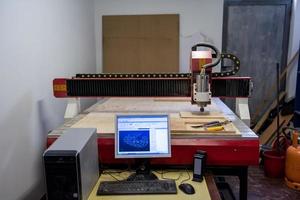 máquina de carpintería automática moderna foto