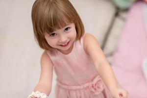 niña disfrutando mientras juega con las joyas de la madre foto