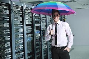 empresario sostenga paraguas en la sala de servidores foto