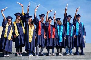 grupo de jóvenes estudiantes graduados foto