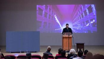 empresario dando presentaciones en la sala de conferencias foto