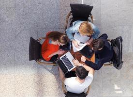 grupo de estudiantes trabajando juntos en un proyecto escolar foto