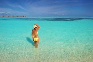 hermosa mujer descansando en la playa tropical foto