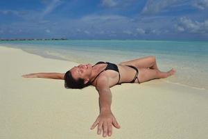 mujer feliz disfruta del verano foto