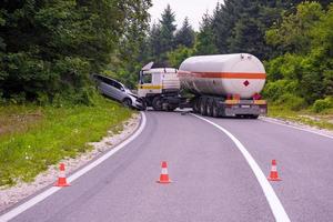 accidente de camión y coche foto