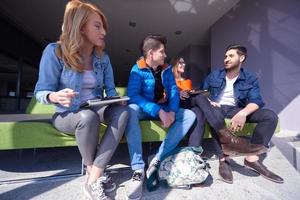 grupo de estudiantes trabajando juntos en un proyecto escolar foto