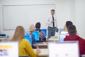 estudiantes con profesor en aula de laboratorio de computación foto