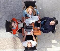 grupo de estudiantes trabajando juntos en un proyecto escolar foto