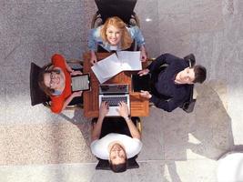 grupo de estudiantes trabajando juntos en un proyecto escolar foto