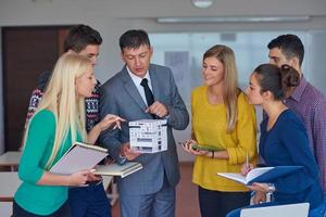 grupo de estudiantes que trabajan con el maestro en el modelo de la casa foto