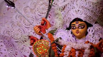 kolkata, indien, 29. september 2021 - göttin durga mit traditionellem blick in nahansicht bei einer süd-kolkata durga puja, durga puja idol, einem größten hindu-fest in indien video