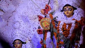 kolkata, índia, 29 de setembro de 2021 - deusa durga com olhar tradicional em vista de perto em um sul kolkata durga puja, durga puja idol, um maior festival hindu da índia video