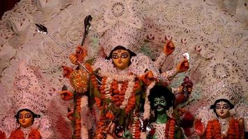 kolkata, inde, 29 septembre 2021 - déesse durga avec un look traditionnel en gros plan sur une puja du sud de kolkata durga, idole de durga puja, un plus grand festival hindou en inde video