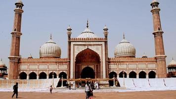 delhi, inde - 15 avril 2022 - touristes indiens non identifiés visitant jama masjid pendant la saison de ramzan, à delhi 6, inde. jama masjid est la plus grande et peut-être la plus magnifique mosquée de l'inde video