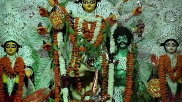 kolkata, Indië, september 29,2021 - godin durga met traditioneel kijken in dichtbij omhoog visie Bij een zuiden kolkata durga poeja, durga puja idool, een grootste Hindoe festival in Indië video