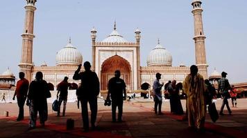 delhi, indien - 15. april 2022 - nicht identifizierte indische touristen besuchen jama masjid während der ramzan-saison in delhi 6, indien. Jama Masjid ist die größte und vielleicht prächtigste Moschee Indiens