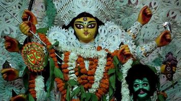 kolkata, índia, 29 de setembro de 2021 - deusa durga com olhar tradicional em vista de perto em um sul kolkata durga puja, durga puja idol, um maior festival hindu da índia video