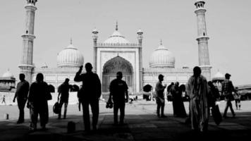 delhi, inde - 15 avril 2022 - touristes indiens non identifiés visitant jama masjid pendant la saison de ramzan, à delhi 6, inde. jama masjid est la plus grande et peut-être la plus magnifique mosquée de l'inde