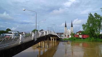 Niramon-Brücke mit Kirche in Chanthaburi in Thailand video
