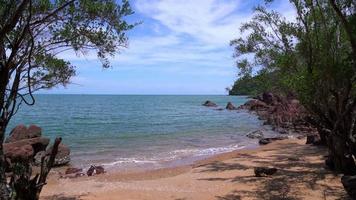 de rosa kust med hav strand på Chanthaburi, thailand video