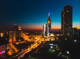 batumi ilumina la ciudad por la noche. panorama turístico histórico desde una perspectiva aérea. terraplén de batumi, georgia. foto