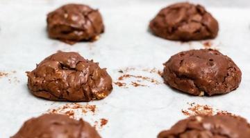 galletas de brownie con nueces en forma redonda después de hornear sobre fondo blanco foto