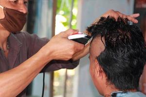 los hombres tailandeses se afeitan el cabello para la ordenación de monjes - para reemplazar la gracia de los padres en el budismo de tailandia - thailand.2-12- 2015 foto