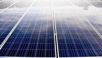 panel fotovoltaico, nueva tecnología para almacenar y utilizar la energía de la naturaleza con la vida humana, la energía sostenible y el concepto de amigo del medio ambiente. foto