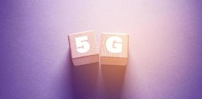 palabra 5g con cubos de madera foto