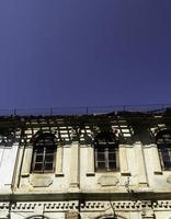 casa antigua abandonada en la ciudad de kandy foto