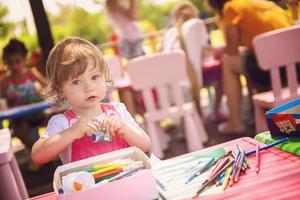 niña dibujando imágenes coloridas foto