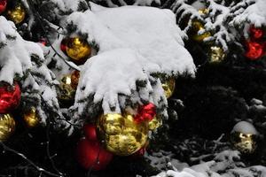 detalle de la bola del árbol de navidad de navidad de cerca bajo la nieve foto