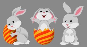 lindos tres conejitos con huevos de pascua decorados en un fondo gris vector