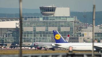 francoforte am principale, Germania luglio 20, 2017 - austriaco le compagnie aeree Embraer ehm 195 regionale aereo di linea oe lwm atterraggio e frenata a francoforte internazionale aeroporto. video