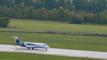 kazan, federação russa 14 de setembro de 2020 - jato particular mitsubishi challenger 850 ra 67232 na pista antes da partida. aeroporto internacional de kazan, tartaristão video