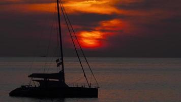 tramonto sul paesaggio oceanico, spiaggia di nai harn, phuket, thailandia video