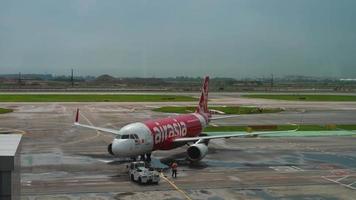 CHANGI, SINGAPORE NOVEMBER 25, 2018  - AirAsia Airbus 320 pushing back before departure. Changi airport, Singapore. video