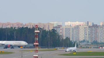 moscú, federación rusa 12 de septiembre de 2020 - embraer de pegas fly taxis después de aterrizar en la terminal del aeropuerto video